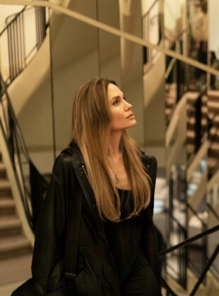 Protagonizado por Angelina Jolie, Vidas entrelaçadas traz colaboração da Chanel Angelina Jolie em ecna do filme