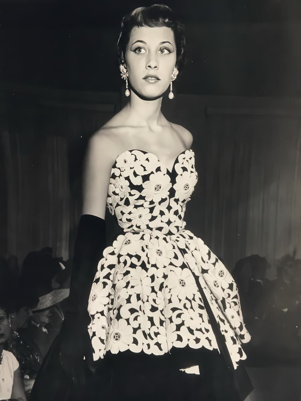 Ilka Soares em desfile da Casa Canadá, a principal casa de alta-costura da primeira metade do século 20