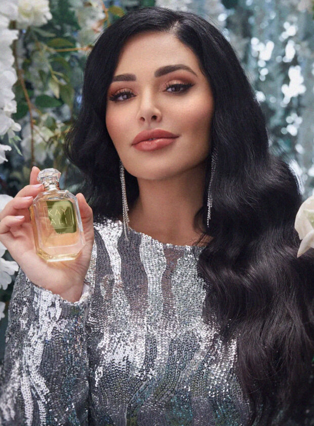 Kayali White FLower Mona Kattan campaign copiar