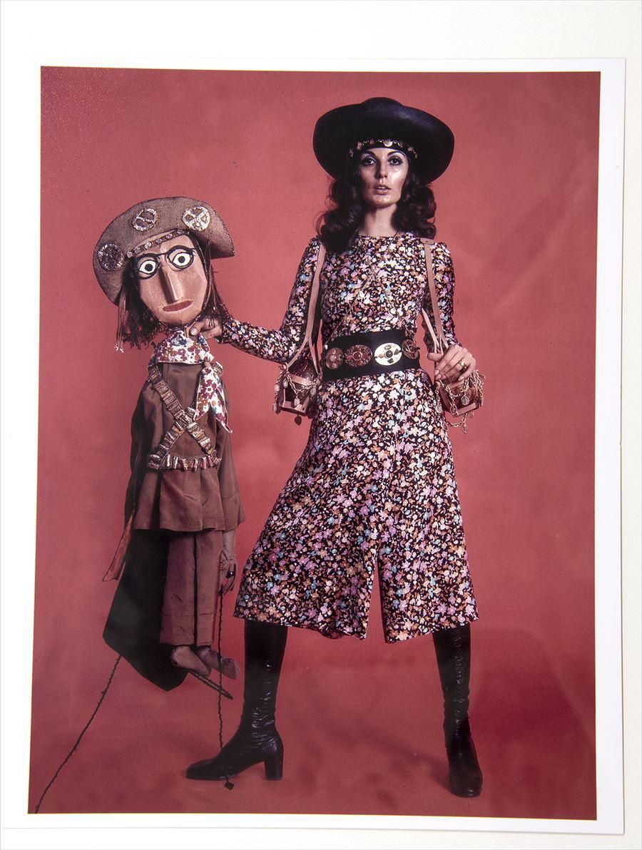 Editorial de 1971 da Revista Manchete apresentando a nova coleção de Zuzu Angel: moda brasileira inspirada nas vestes de Lampião e Maria Bonita.