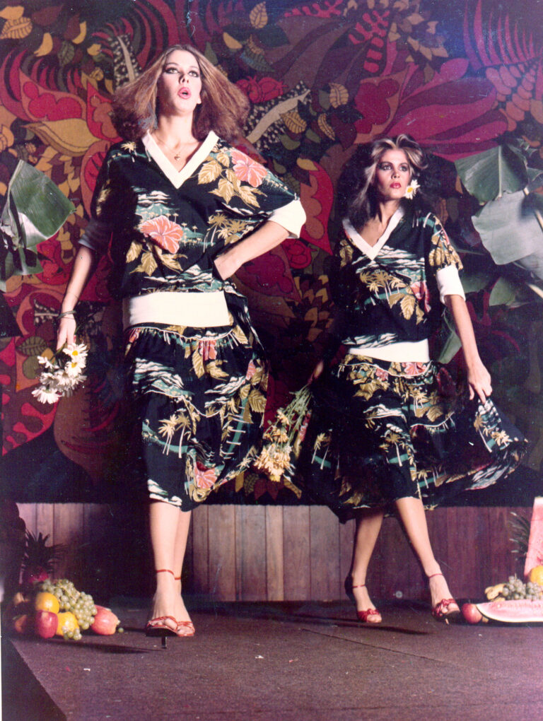 Nos desfiles da Yes! Brazil, o clima era de festa tropical: um otimismo típico dos anos 1980 no Rio de Janeiro.