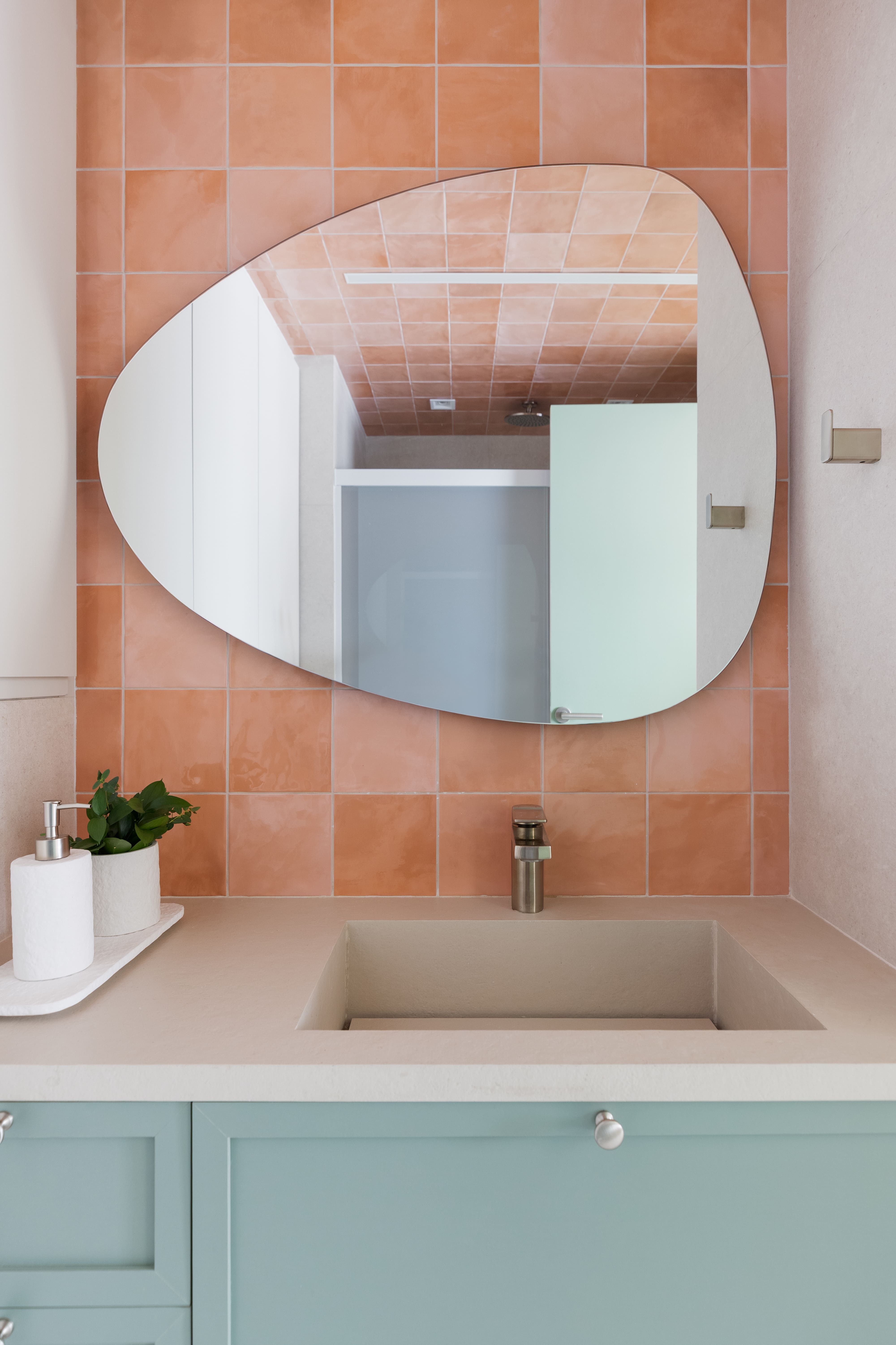 9 banheiros pequenos e modernos que valem de inspiração