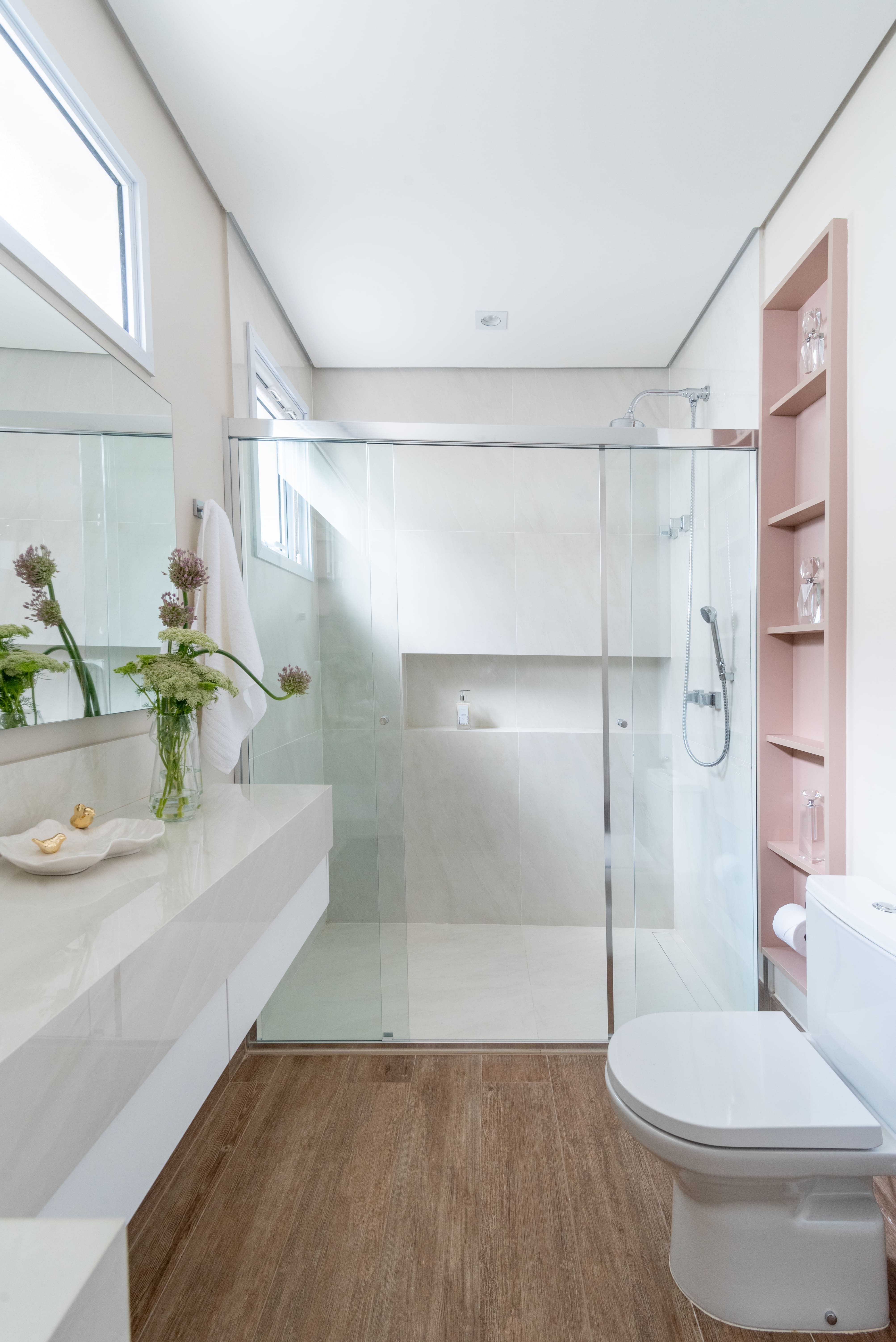 9 banheiros pequenos e modernos que valem de inspiração