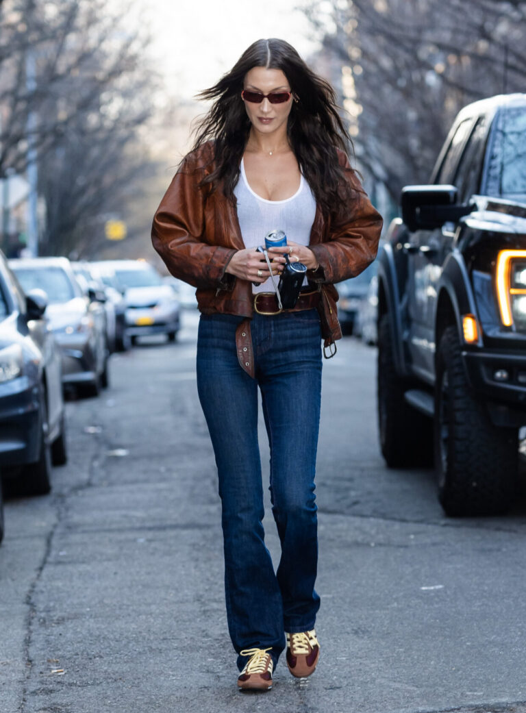 calça jeans reta x calça jeans boot cut, usada por bella hadid 