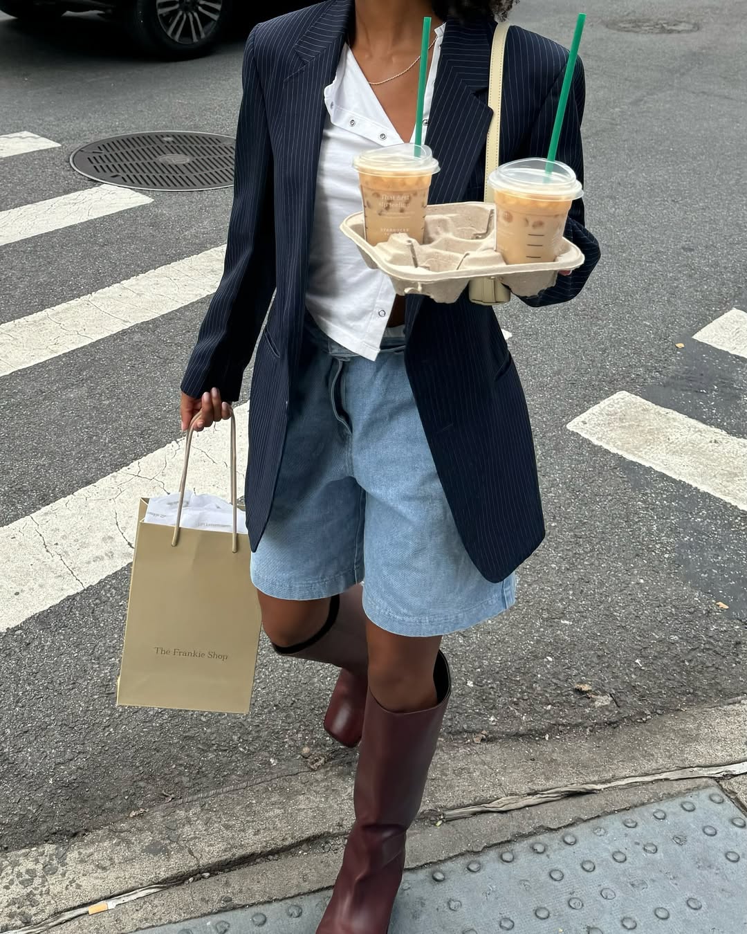 A bota marrom de cano alto é a favorita para o inverno 2026 – e aqui estão as provas! bota marrom de cano alto