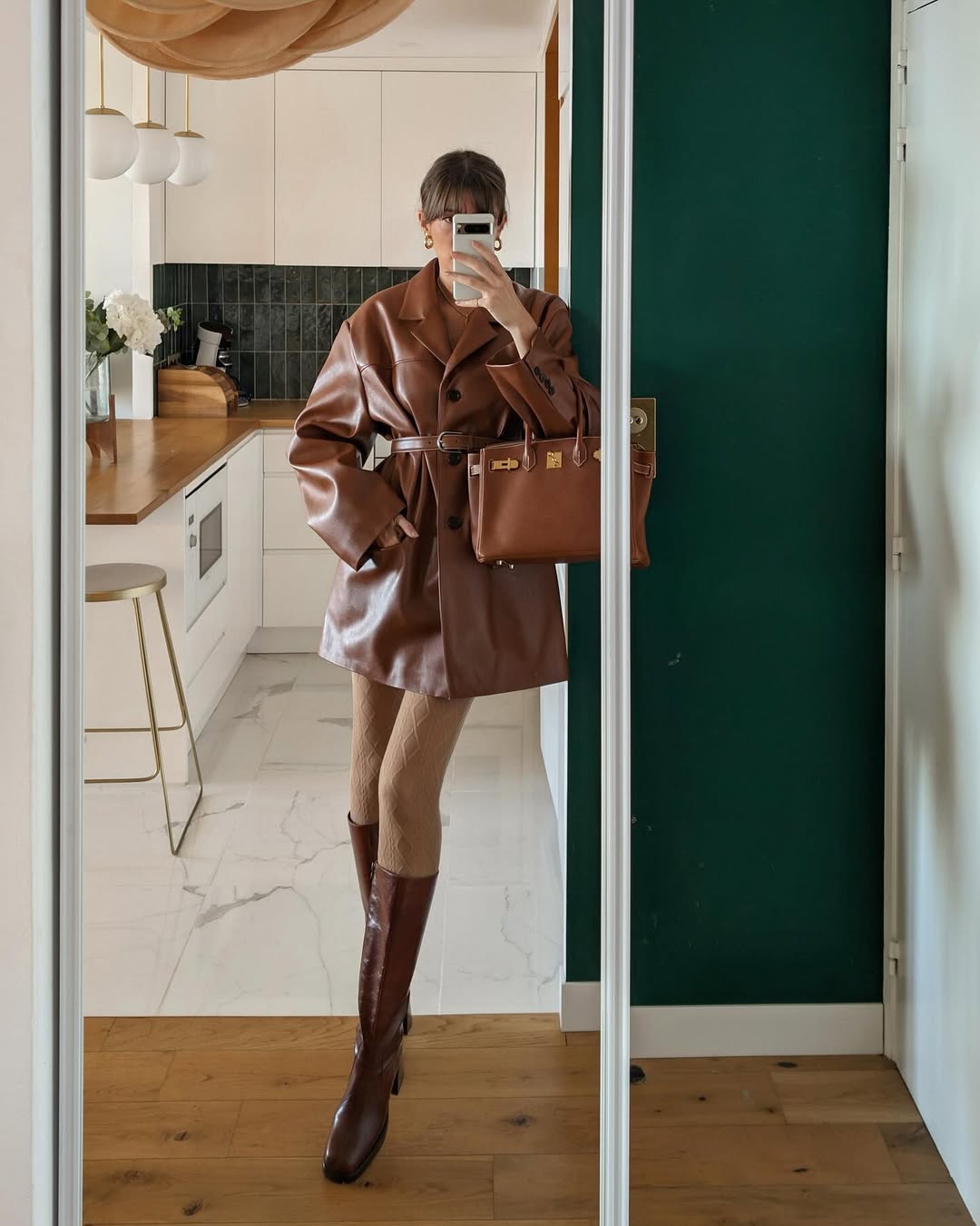 A bota marrom de cano alto é a favorita para o inverno 2026 – e aqui estão as provas! bota marrom de cano alto