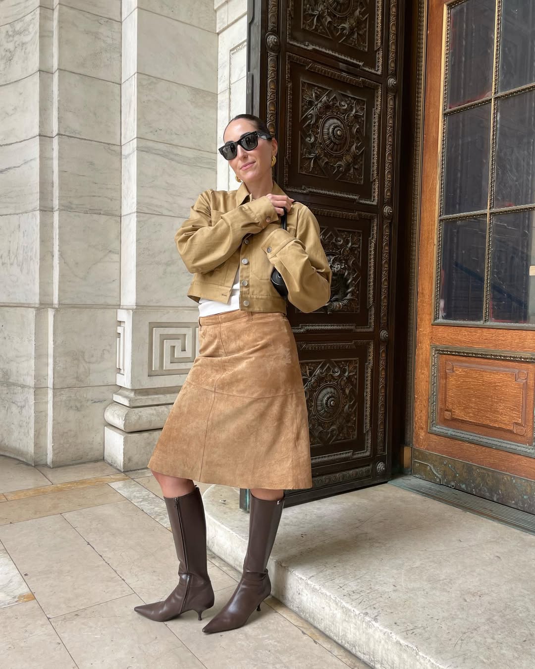 A bota marrom de cano alto é a favorita para o inverno 2026 – e aqui estão as provas! bota marrom de cano alto