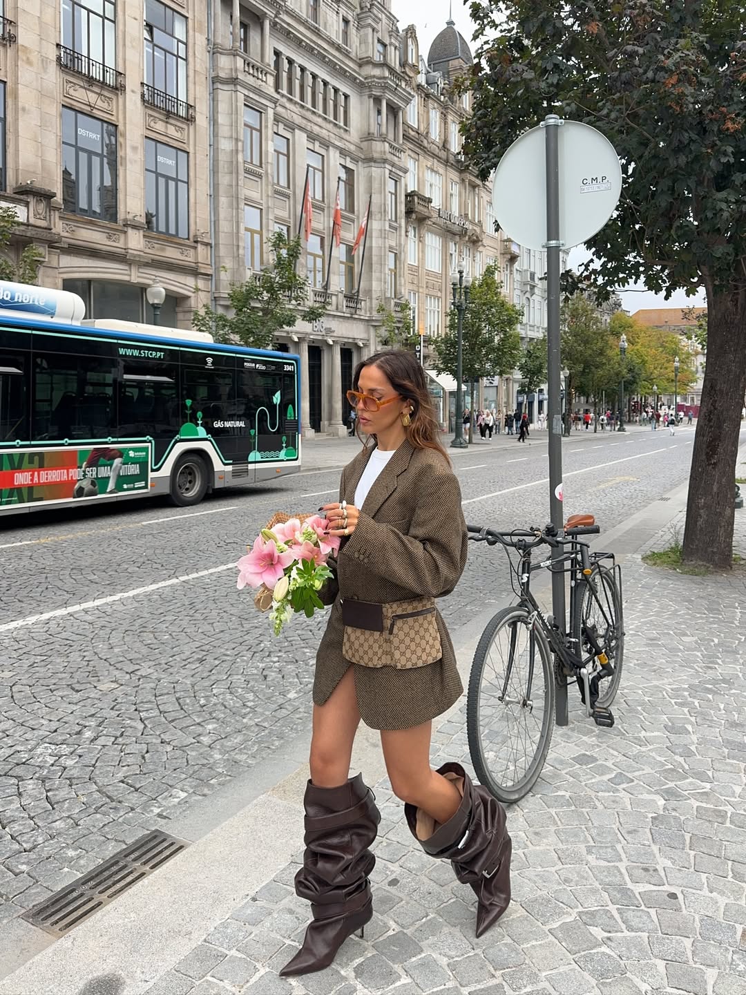 Botas slouchy: conheça a tendência de sapato para investir no inverno 2026 looks com botas slouchy