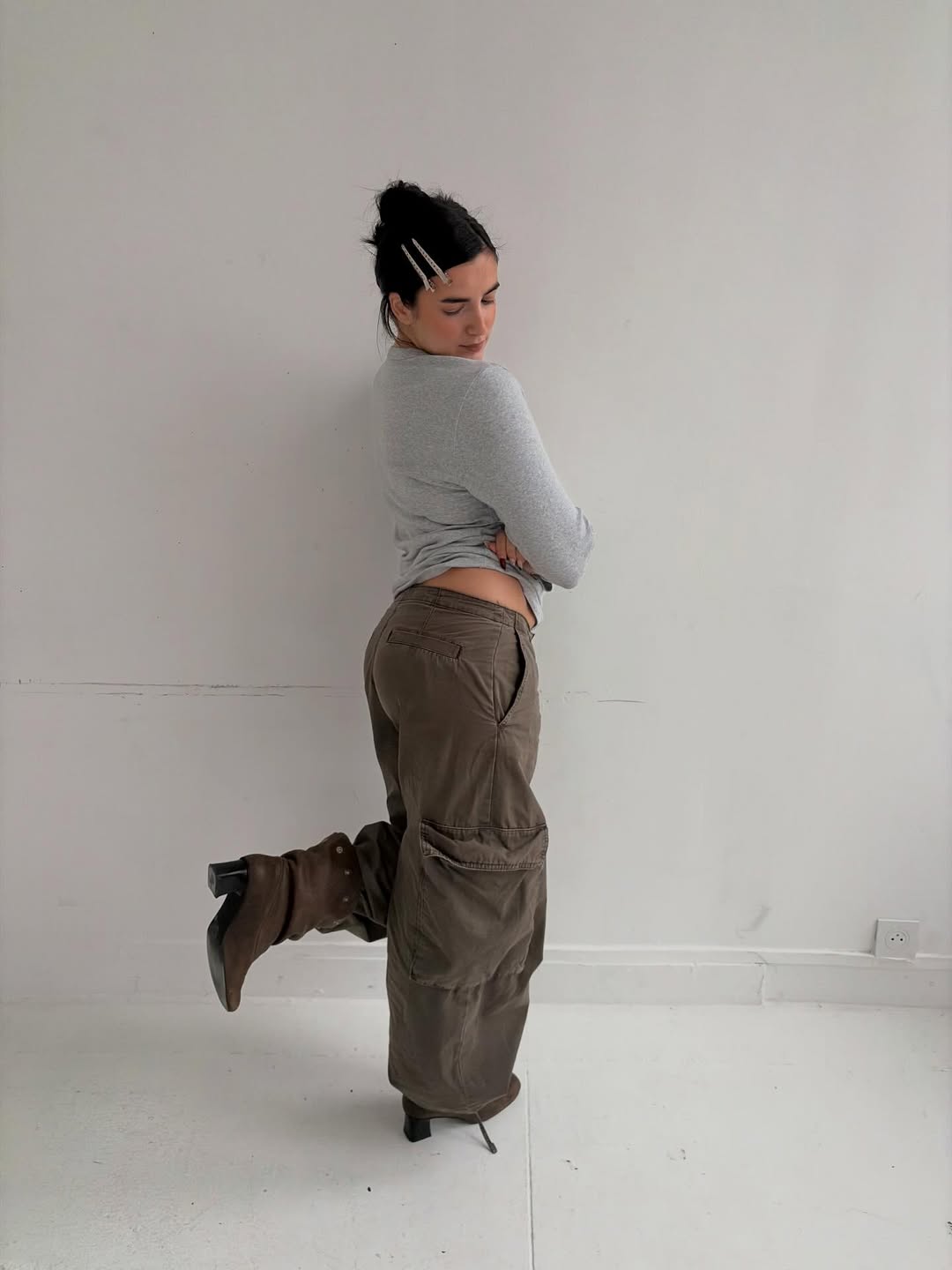 Botas slouchy: conheça a tendência de sapato para investir no inverno 2026 looks com botas slouchy