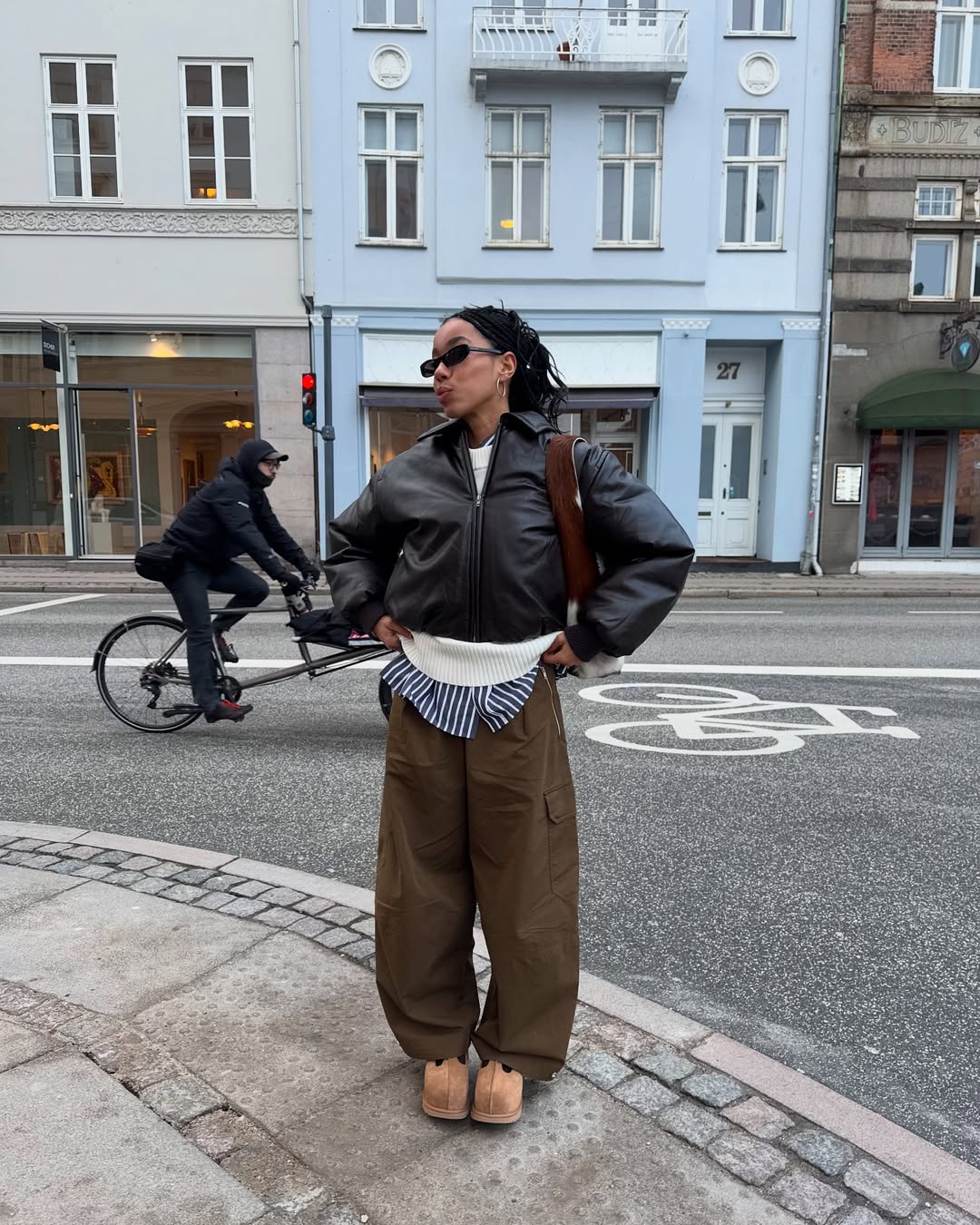 Calça cargo feminina: 5 formas de apostar na tendência da vez calça cargo feminina