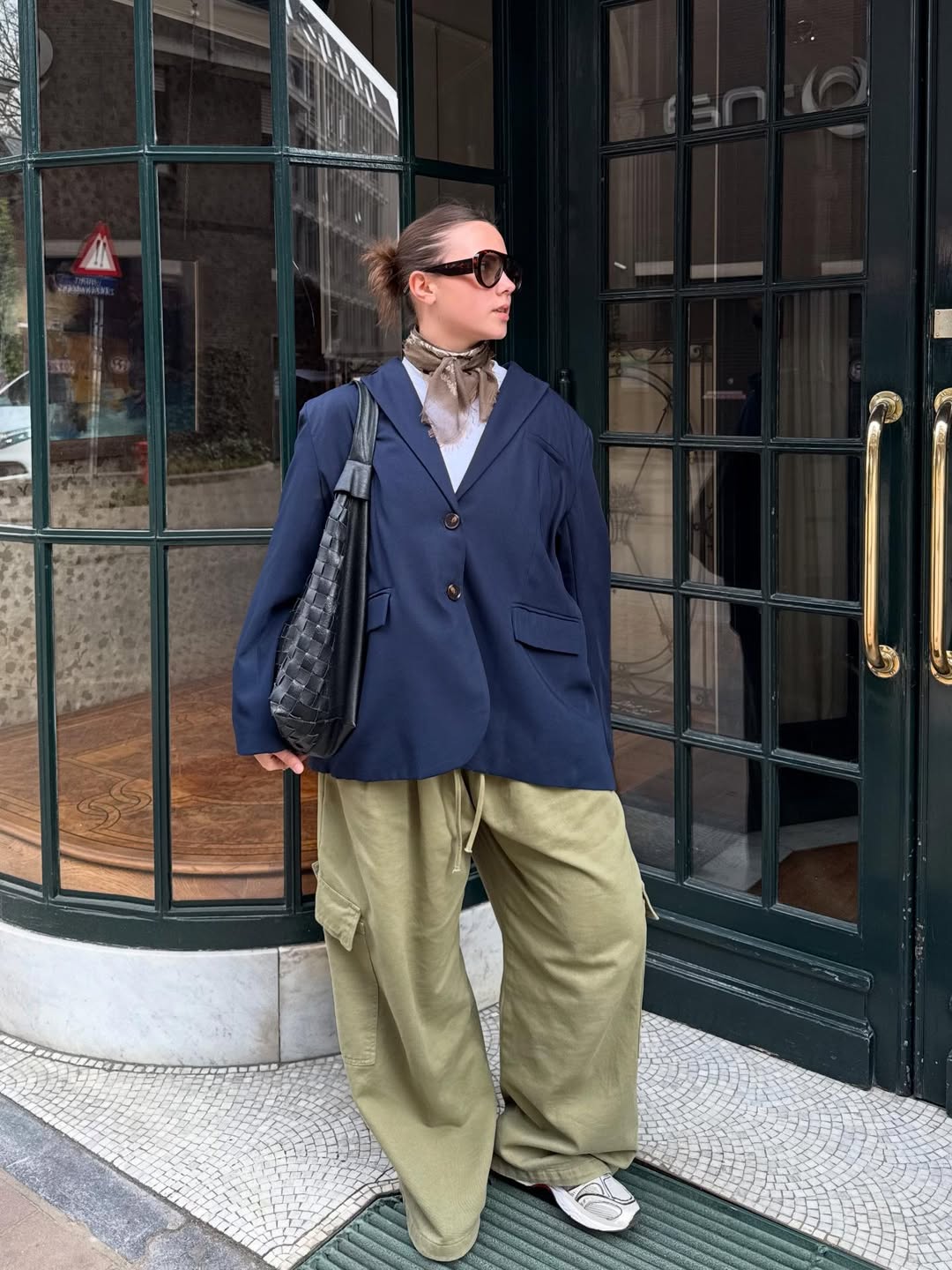 Calça cargo feminina: 5 formas de apostar na tendência da vez calça cargo feminina