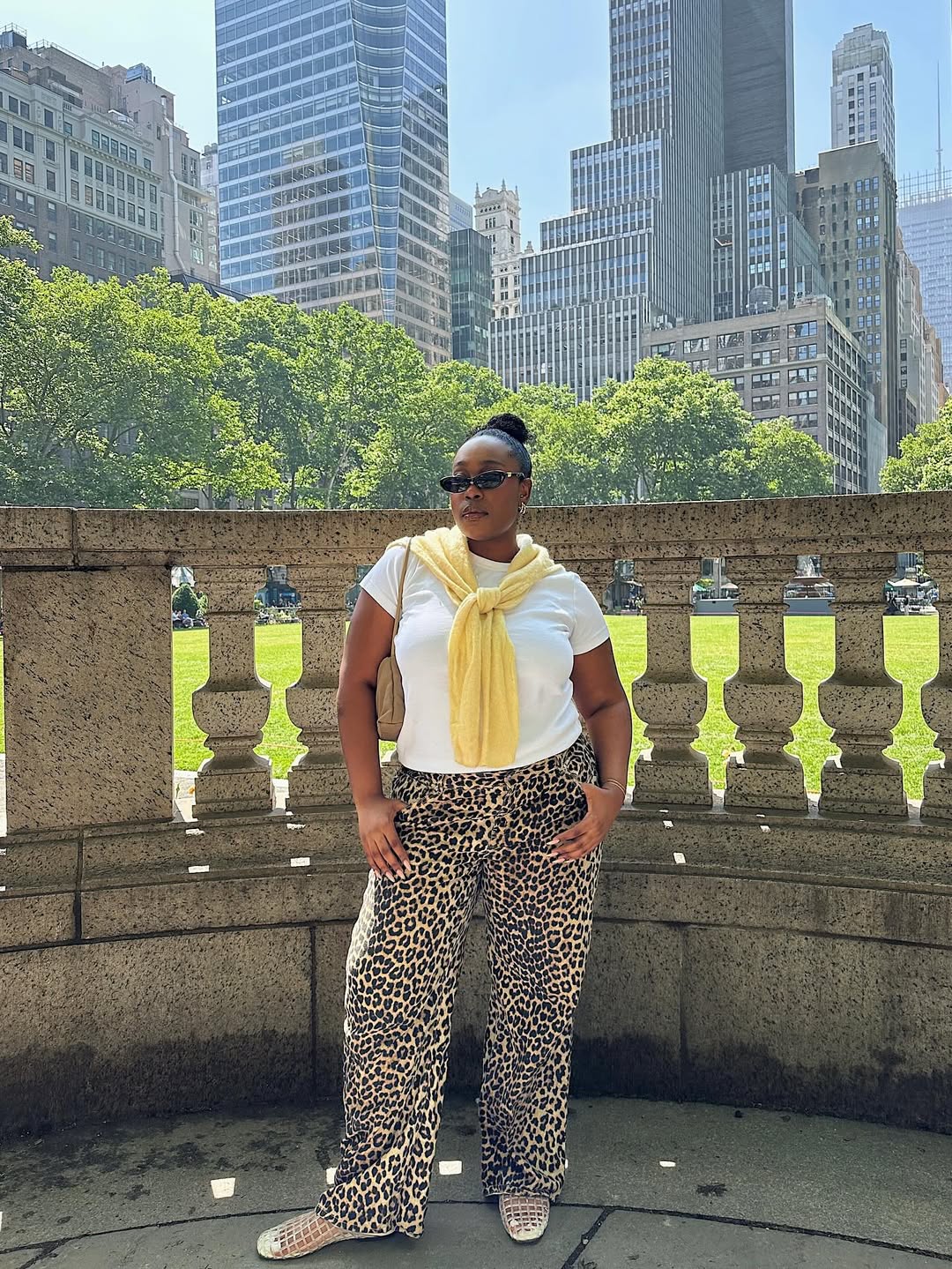 look com calça de animal print