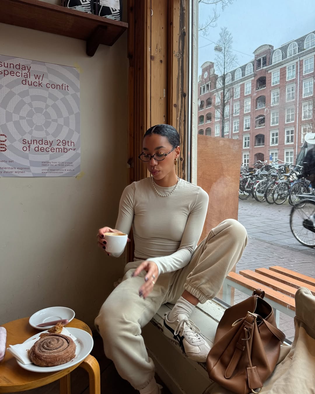 Além do look comfy: 5 jeitos estilosos de usar a calça de moletom look com calça de moletom