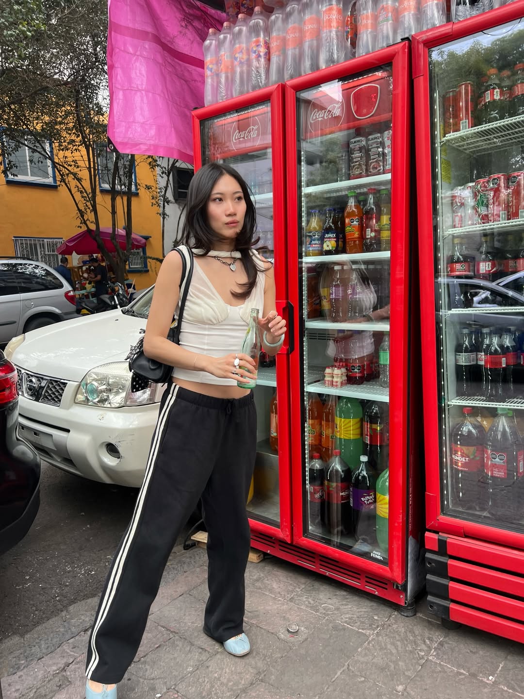 Além do look comfy: 5 jeitos estilosos de usar a calça de moletom look com calça de moletom