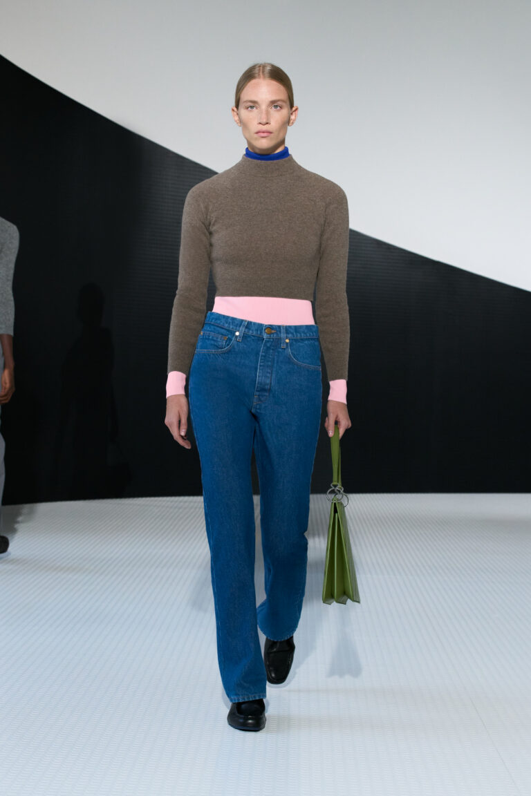 calça jeans reta no verão 2026 da jil sander