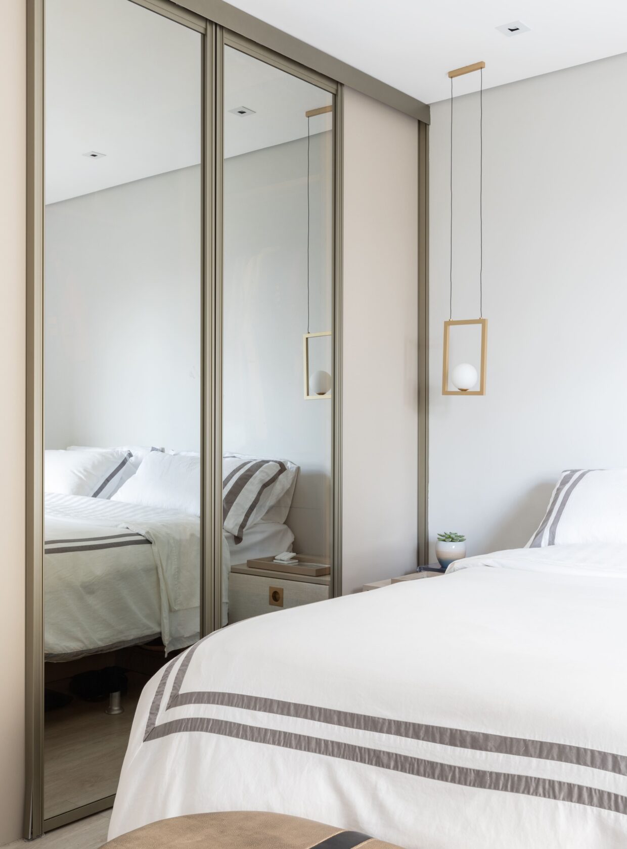 Closet para quartos pequenos: 4 inspirações que otimizam o espaço