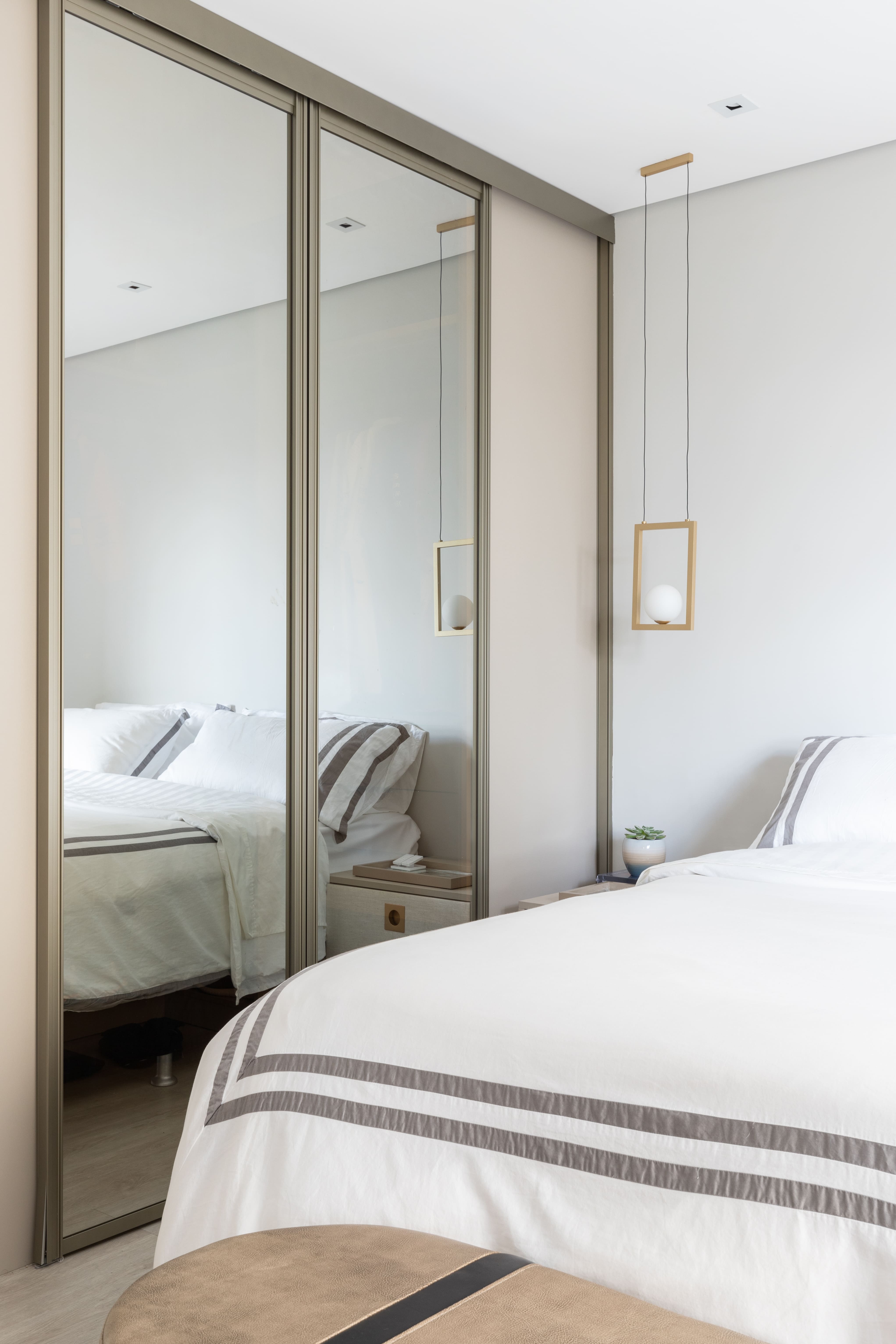 Closet para quartos pequenos: 4 inspirações que otimizam o espaço