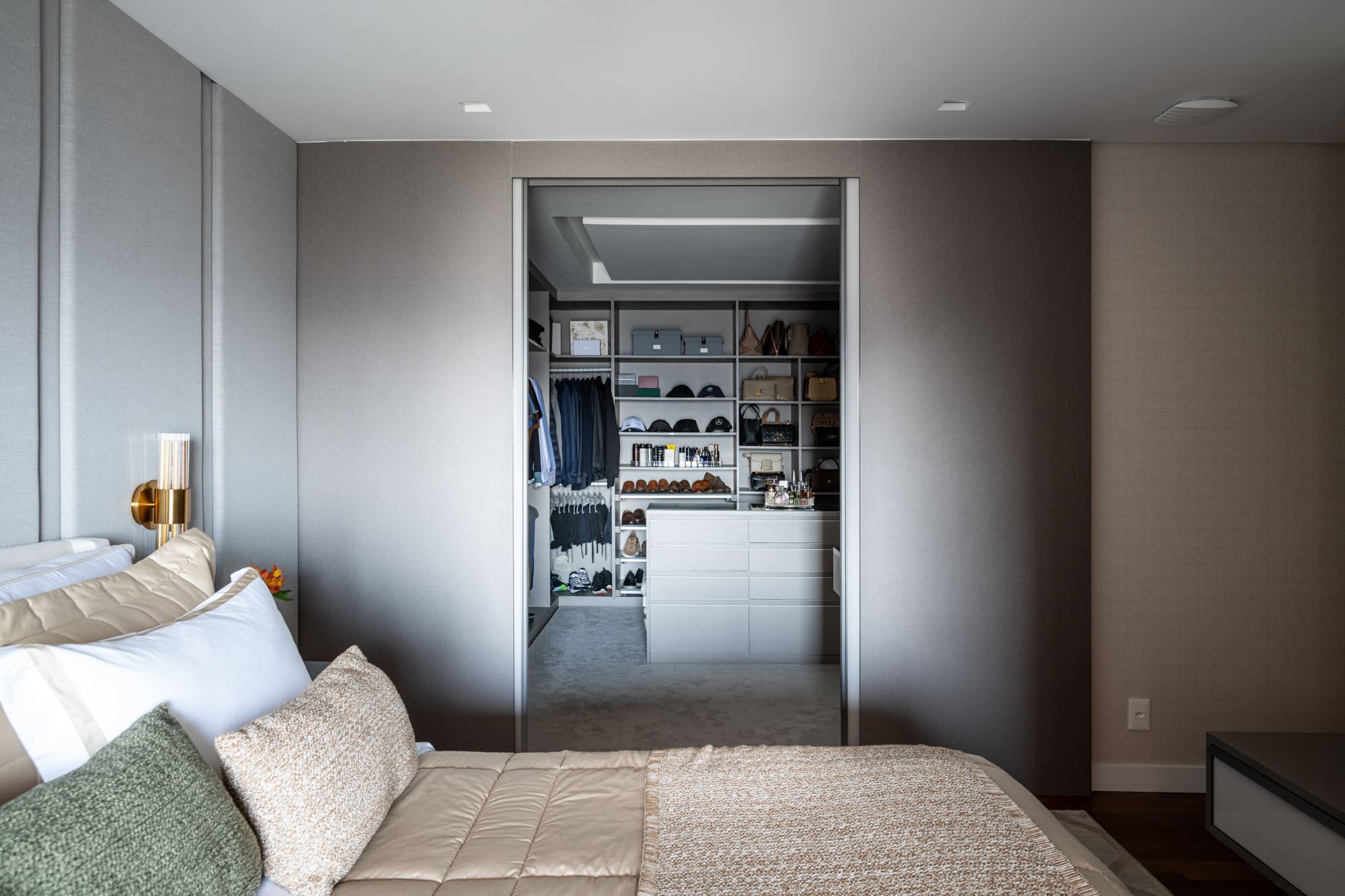 Closet para quartos pequenos: 4 inspirações que otimizam o espaço