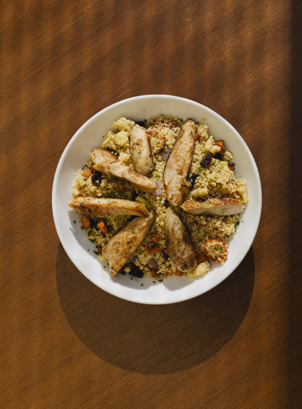 5 ideias de jantar simples e saborosas com frango para testar