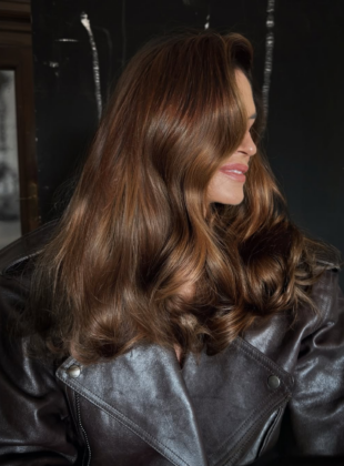 Maquiagem para cabelo: 7 produtos que escondem falhas e disfarçam fios brancos em segundos maquiagem para cabelo