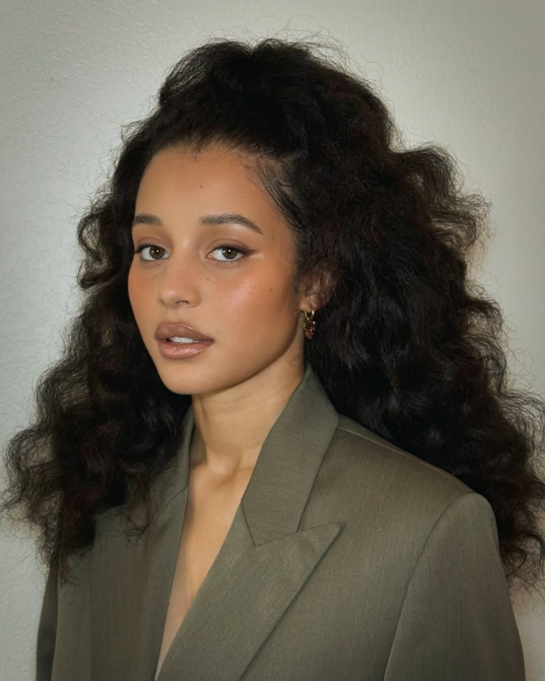 penteados soltos para cabelos cacheados