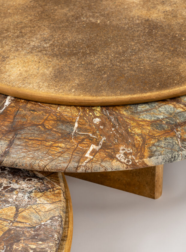 Designers lançam móveis com plástico reciclado, fragmentos de pedras e temperos naturais