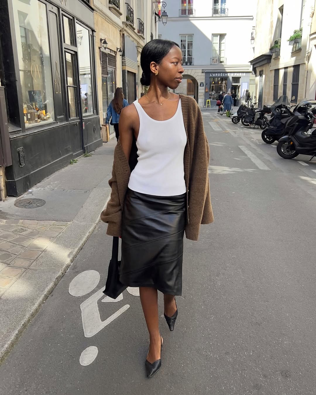 De dia e de noite: 5 jeitos de usar a saia de couro ao longo do ano look com saia de couro