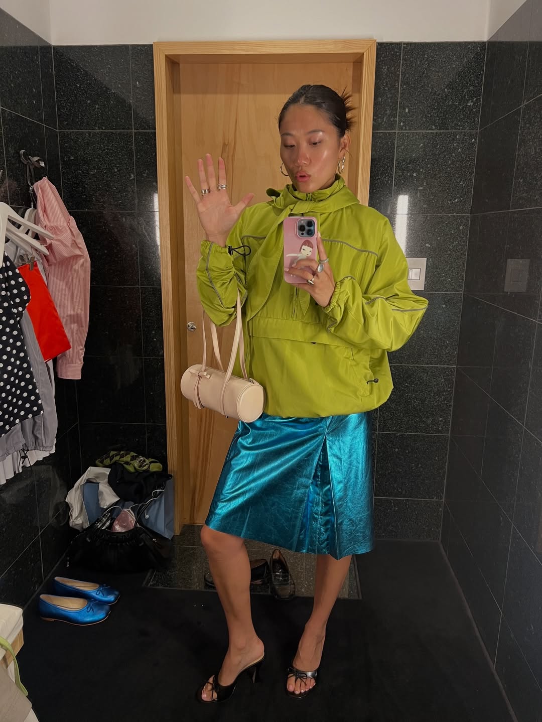 De dia e de noite: 5 jeitos de usar a saia de couro ao longo do ano look com saia de couro