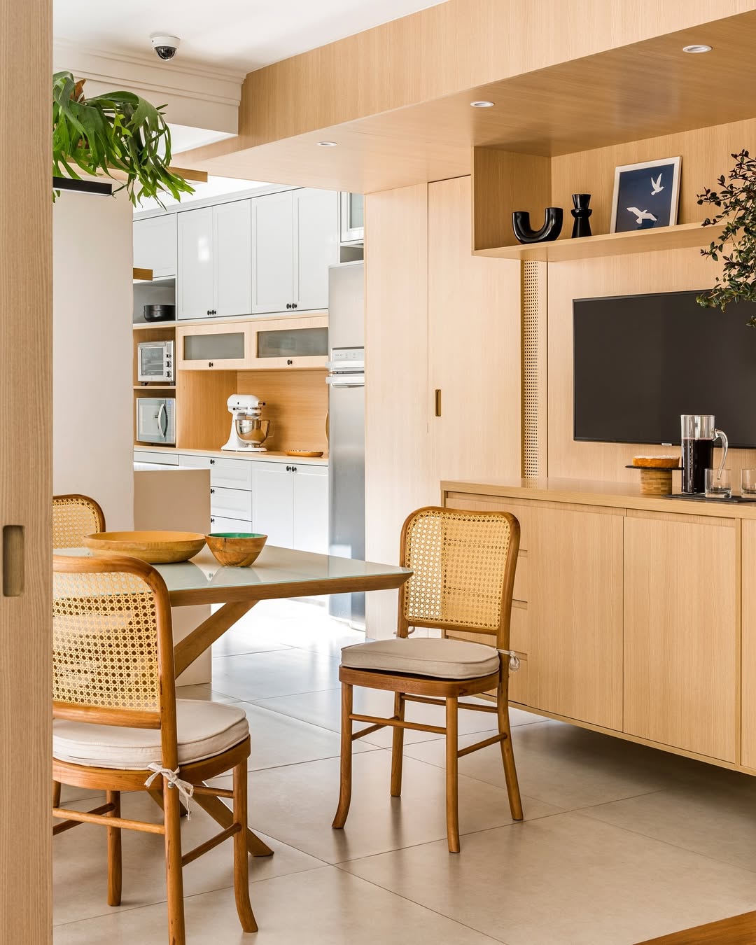 Espaços monocromáticos são a tendência de decoração para fugir do óbvio Espaços monocromáticos são a tendência de decoração para fugir do óbvio