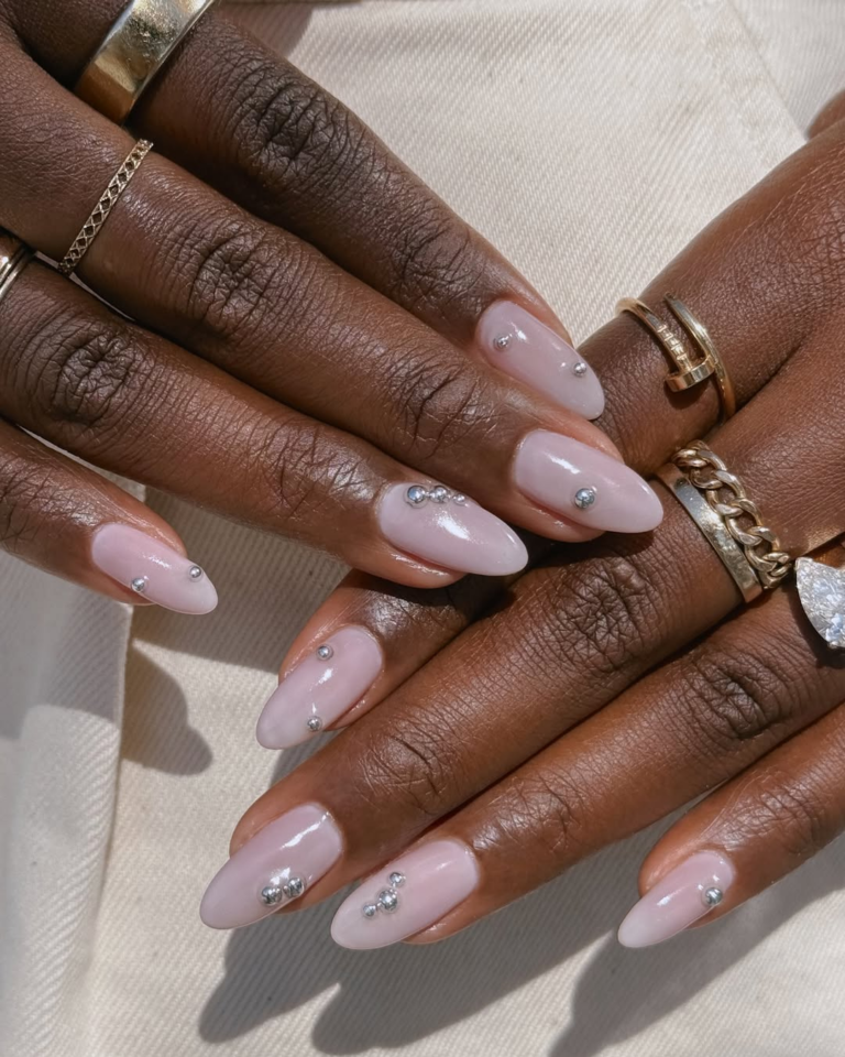 unhas brancas decoradas