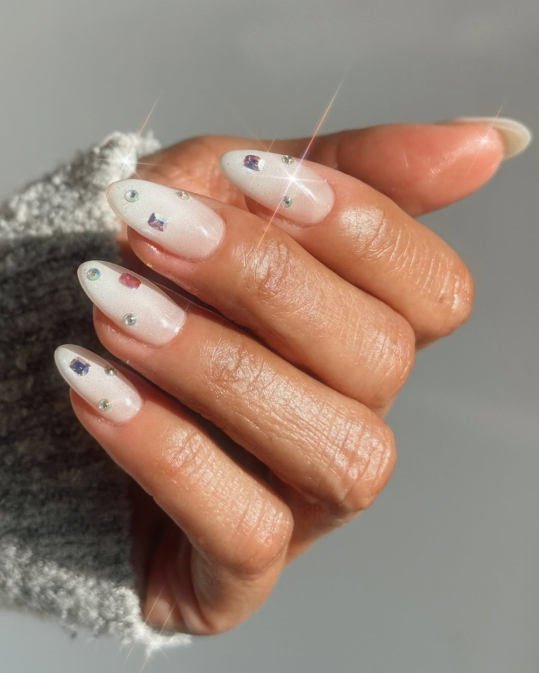 unhas brancas decoradas