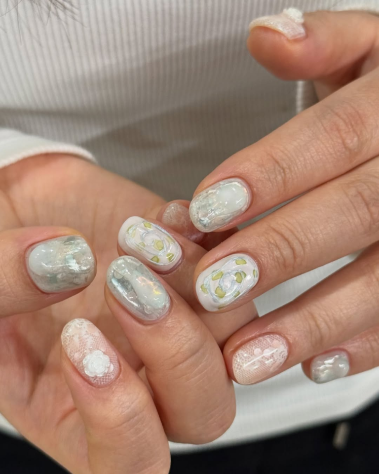 unhas brancas decoradas