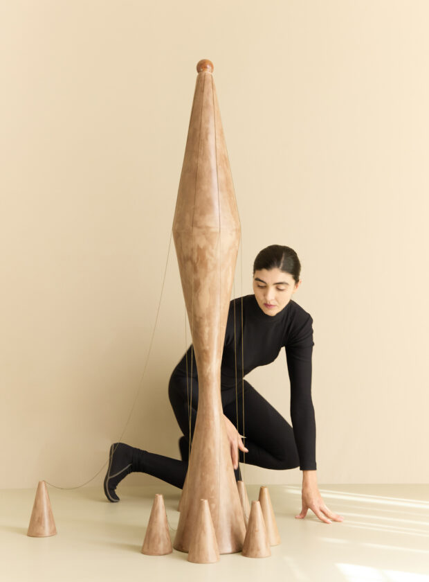 Finalista no Craft Prize da Loewe, Vivi Rosa molda esculturas com memórias e materiais reaproveitados