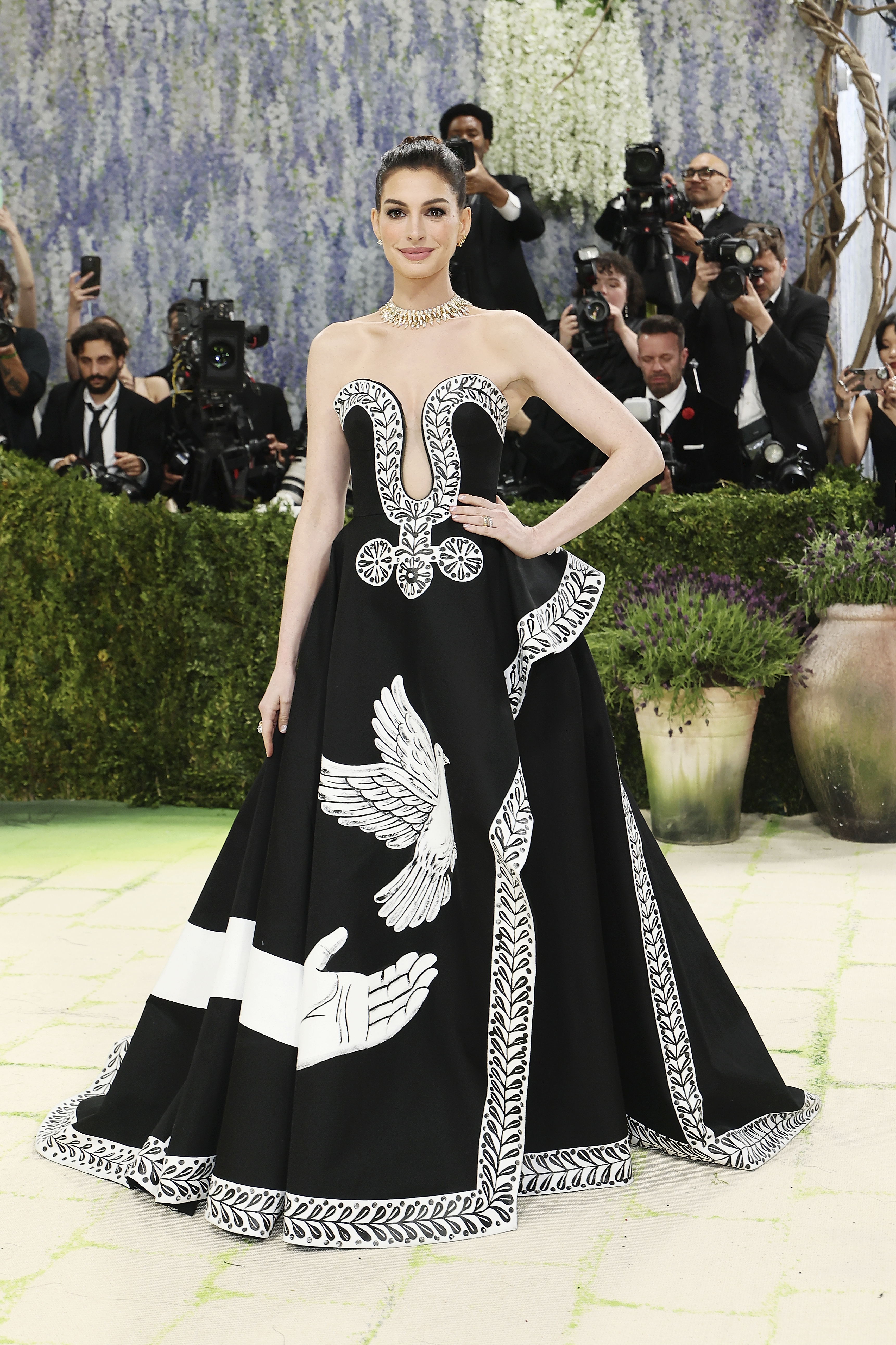 looks do met gala: Anne Hathaway