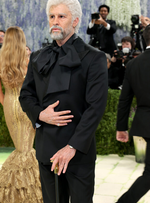 Reconhece? Bad Bunny chega ao MET Gala 2026 com aparência envelhecida