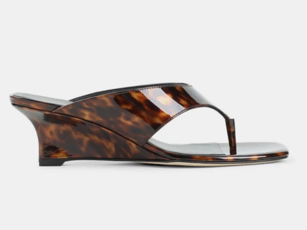 Sandalias confortaveis e elegantes 11mai26 Stuart Weitzman