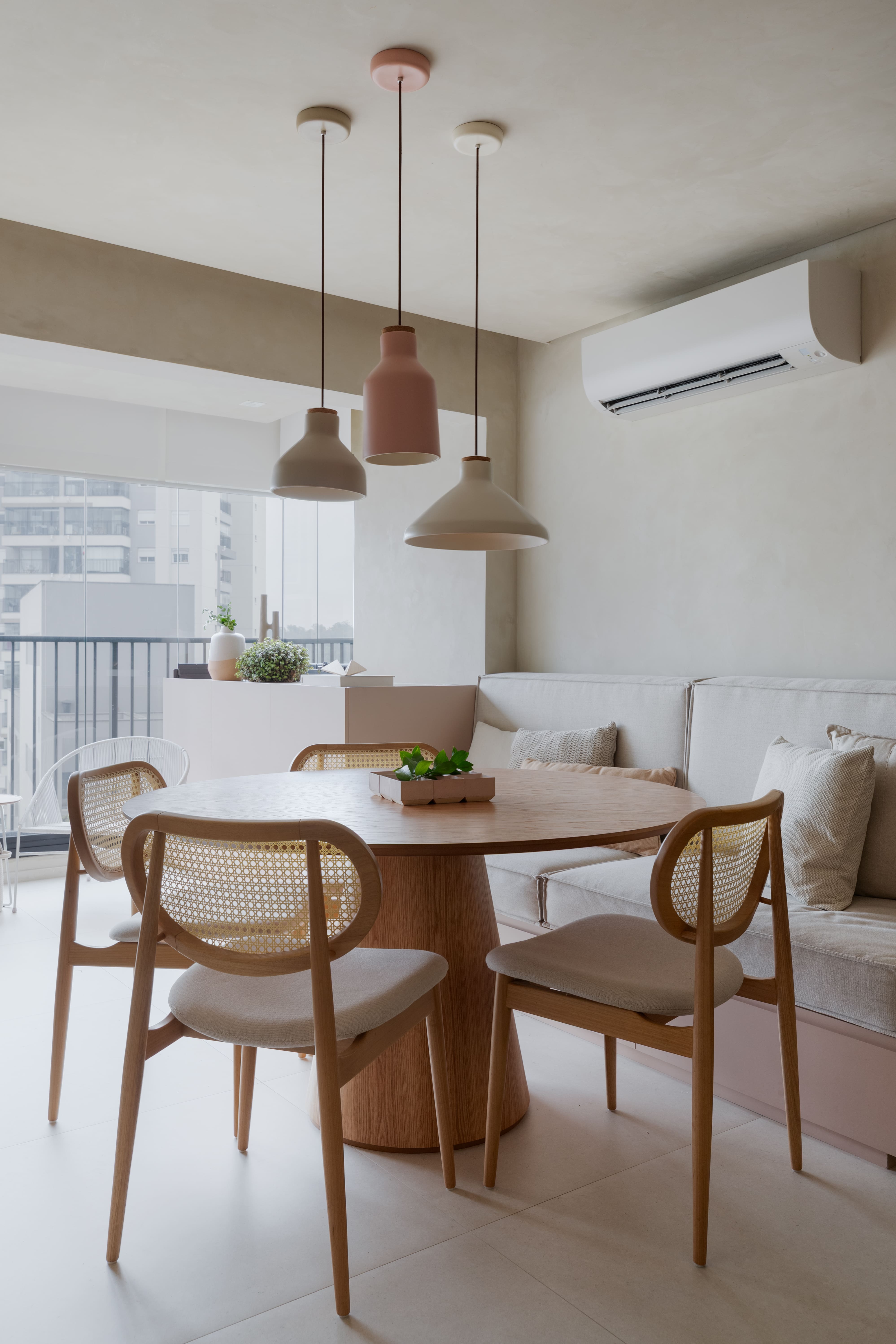 Cores e iluminação: 7 truques que otimizam o espaço de apartamentos pequenos
