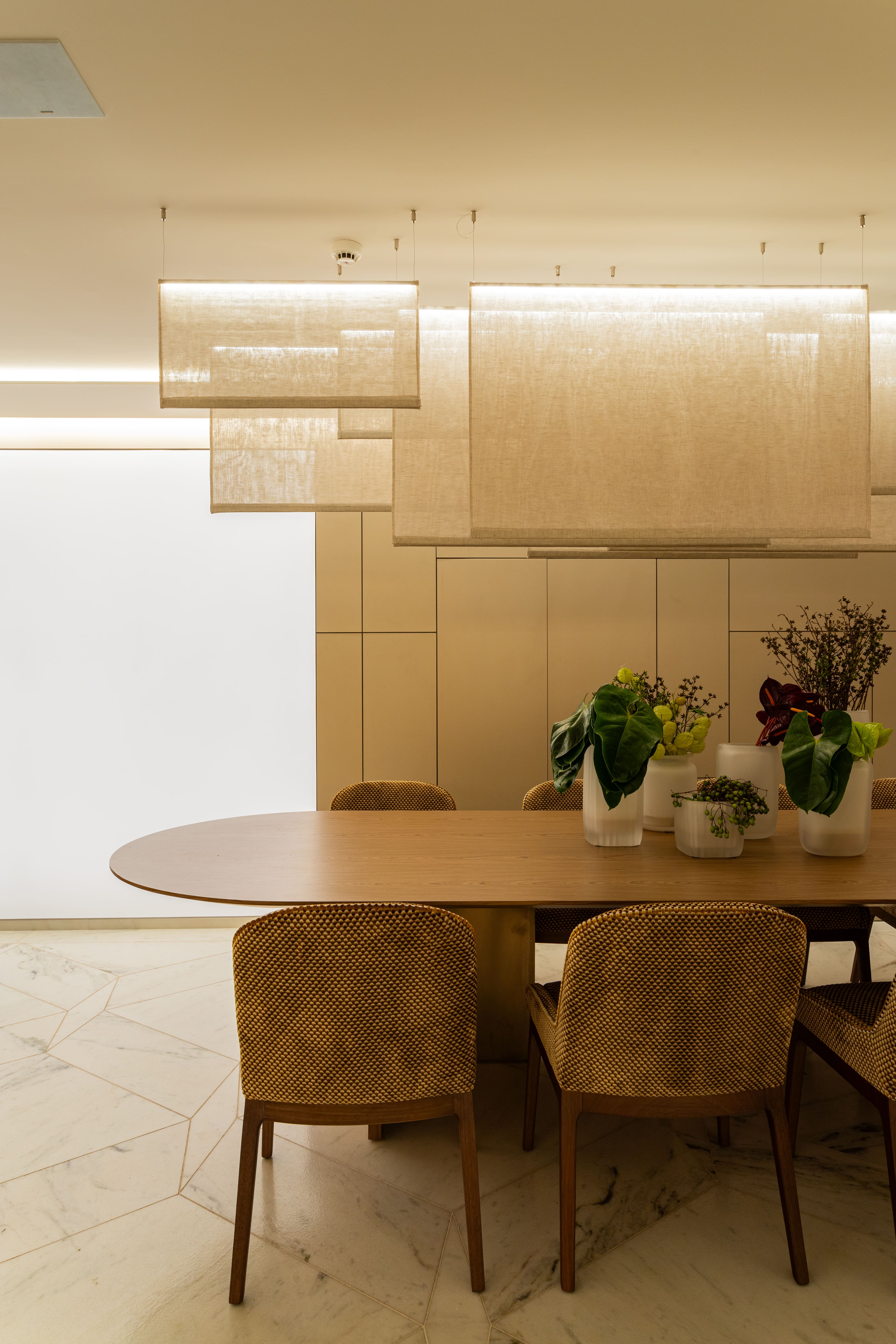 Cores e iluminação: 7 truques que otimizam o espaço de apartamentos pequenos