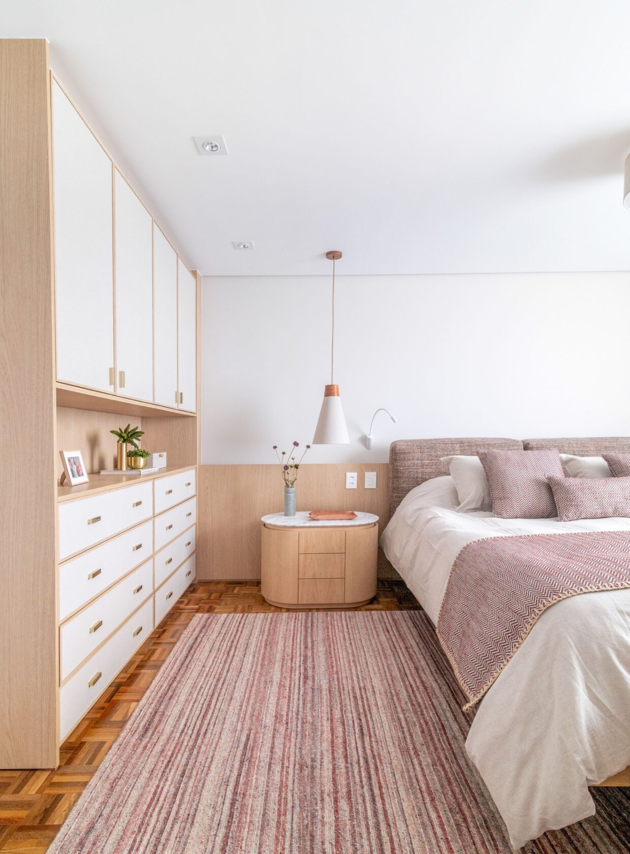 4 inspirações de armários para o quarto que ajudam na organização