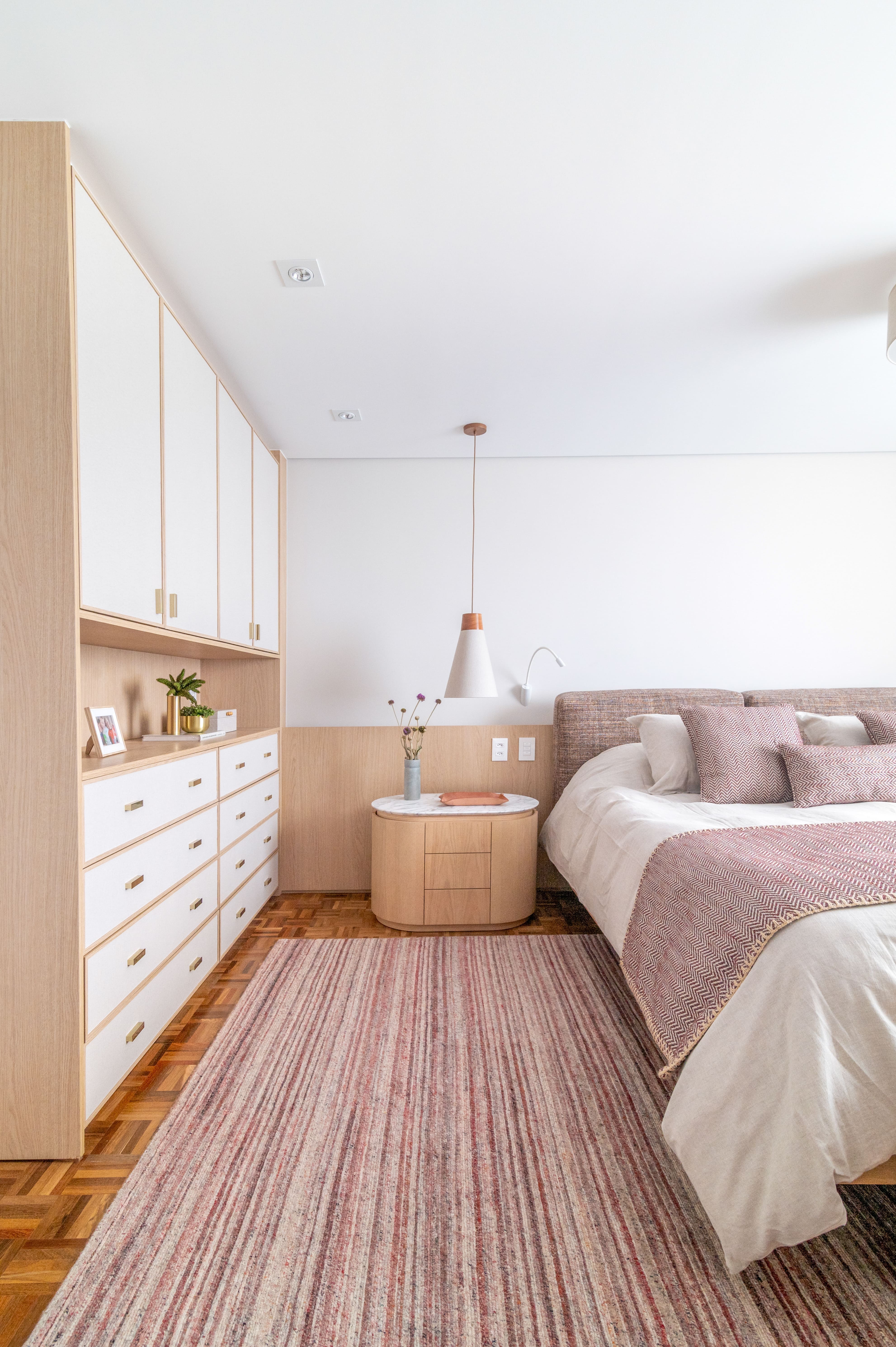 4 inspirações de armários para o quarto que ajudam na organização