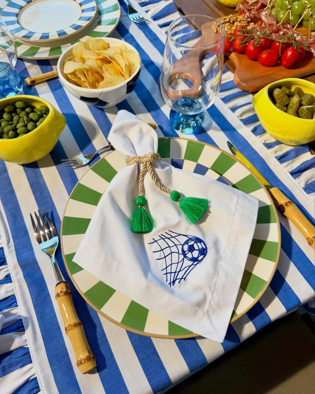 Vai receber em casa? 5 jeitos de adotar a decoração para a Copa do Mundo – da louça aos enfeites