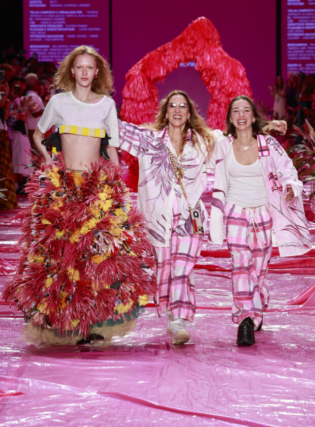 RE-SEE: cópias, referências e inspirações literais. Na foto, entrada final do desfile de Isabela Capeto na Rio Fashion Week.