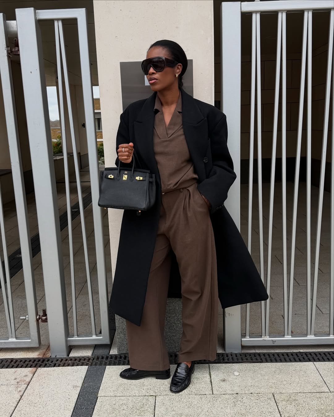 looks com sobretudo preto