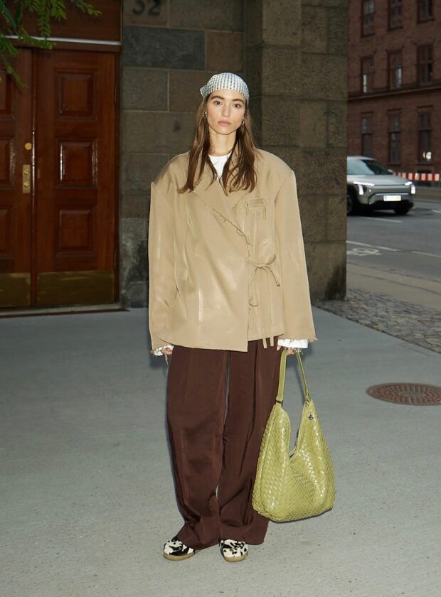 cansada do p&b? aposte nos looks no marrom e bege