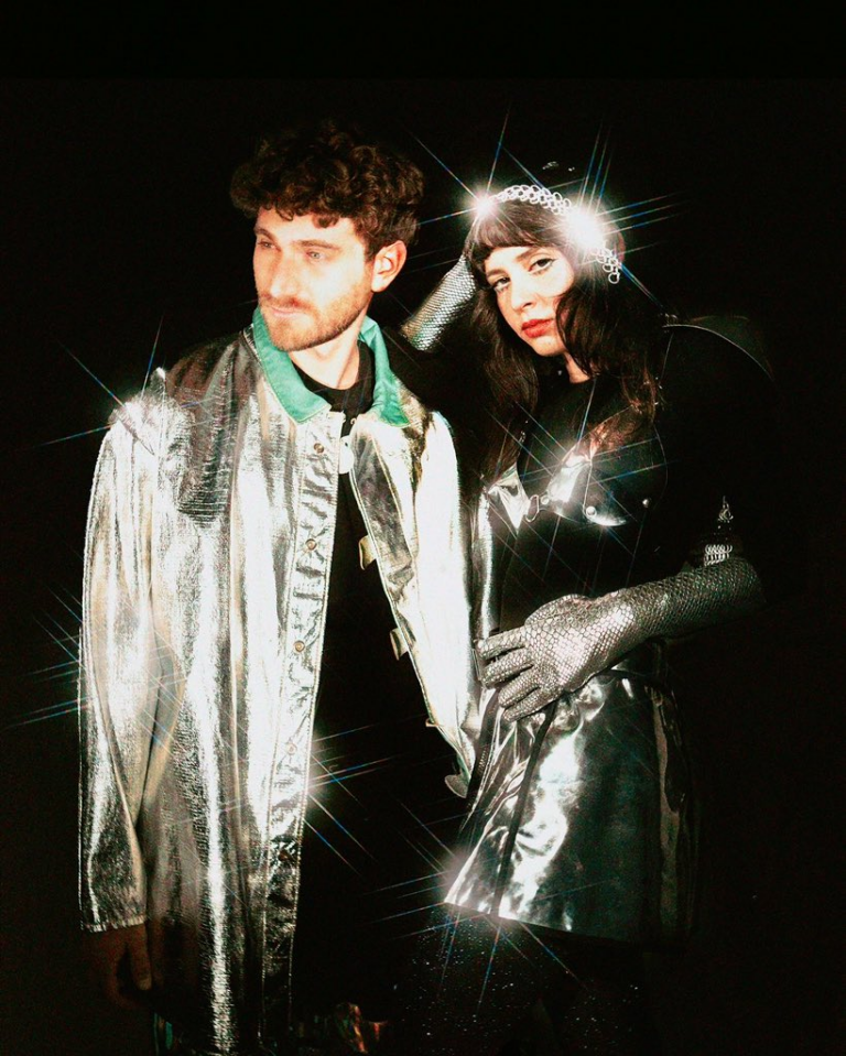 Linguagem alienígena e conexão musical: conheça o casal por trás do Magdalena Bay magdalena bay divulgacao4