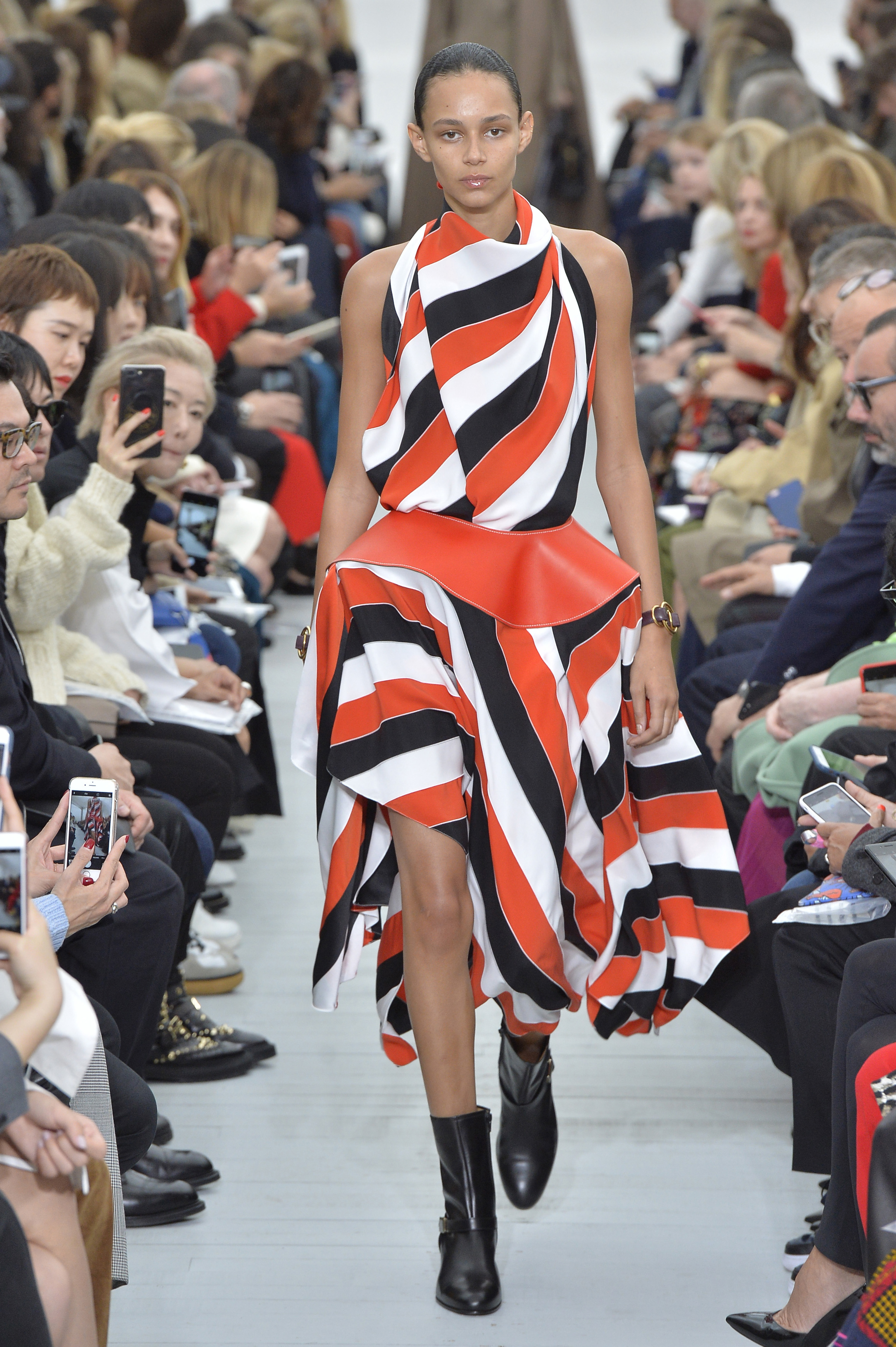 encontros de moda e arte: celine se inspira na op art para o verão 2018