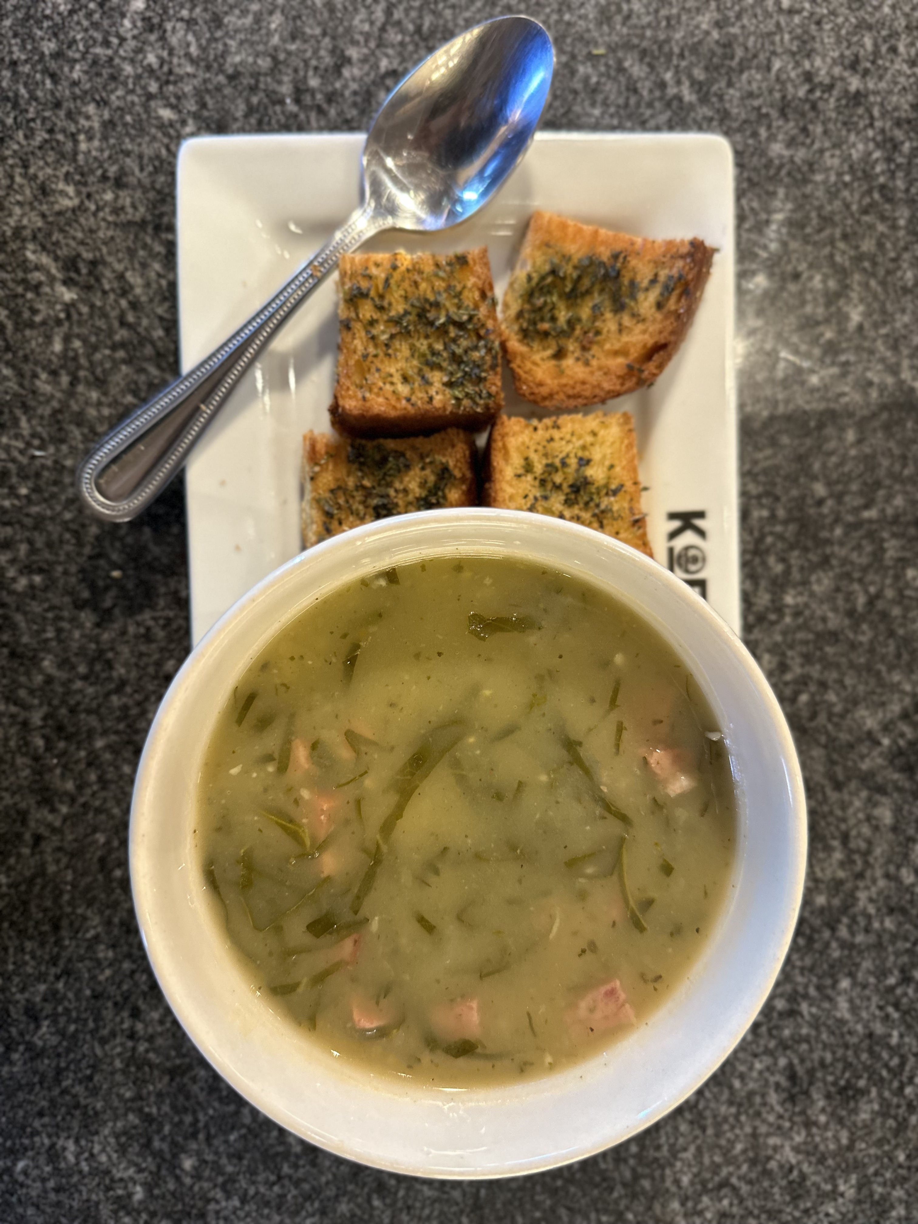Esfriou? 5 receitas de sopas e caldos para um jantar confortável de inverno