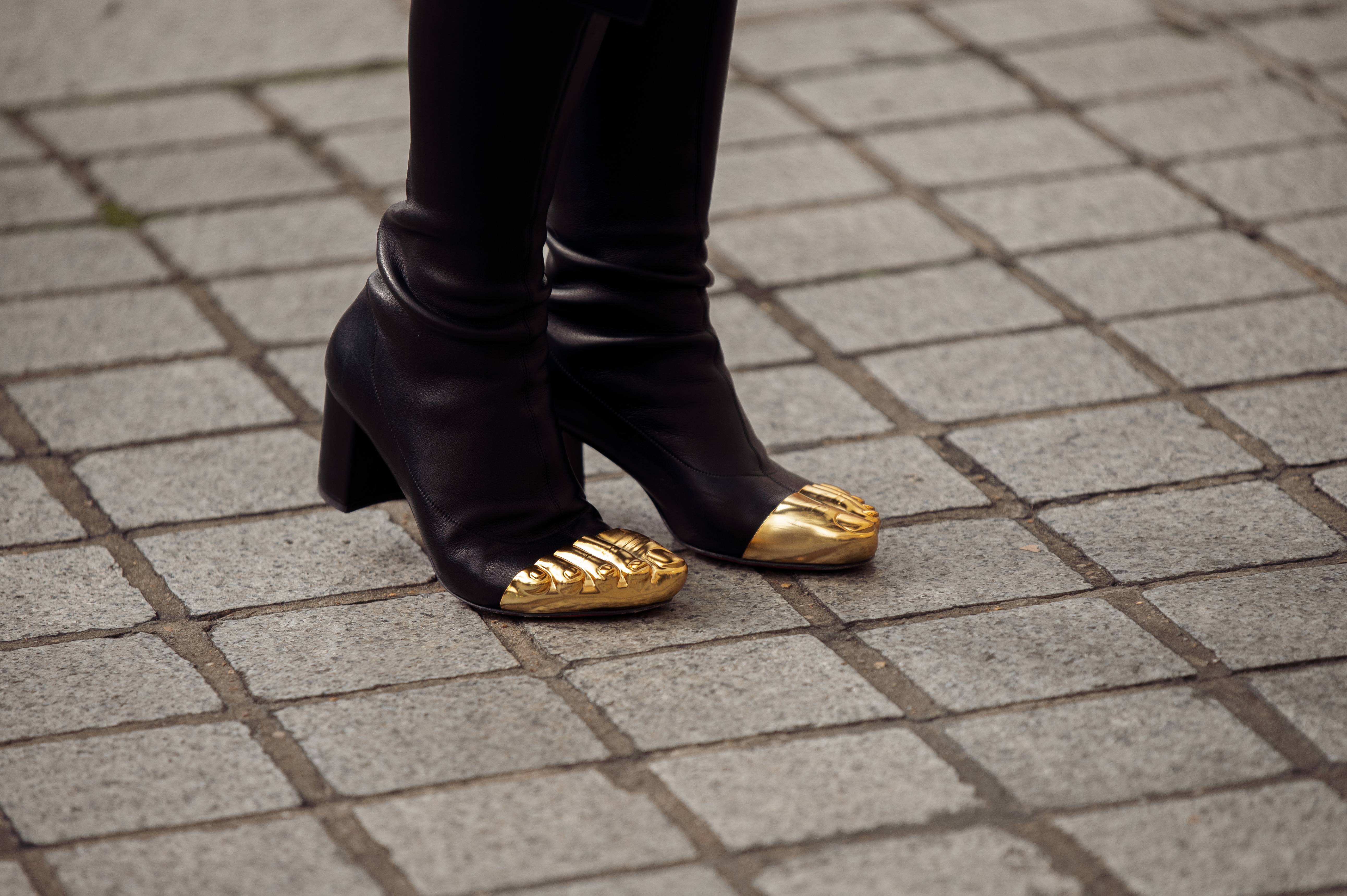 sapatos schiaparelli de dedos dourados