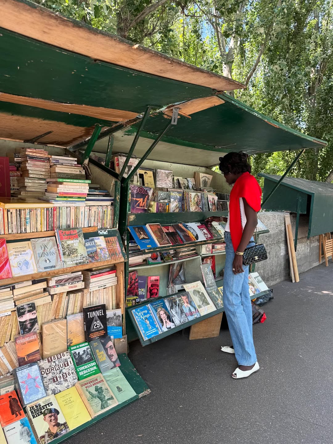 O suéter vermelho é o truque da vez para adicionar cor ao inverno look com suéter vermelho