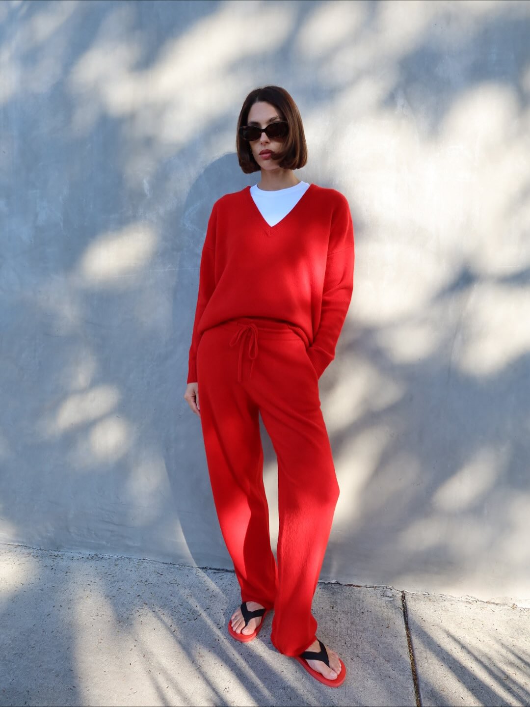 O suéter vermelho é o truque da vez para adicionar cor ao inverno look com suéter vermelho